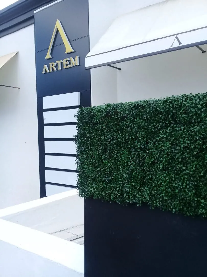 Box-hedging made from artificial plants